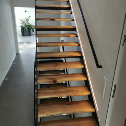 Kundenprojekt: Treppenstufen aus verleimter Eiche mit Baumkante auf Stahlwangen!